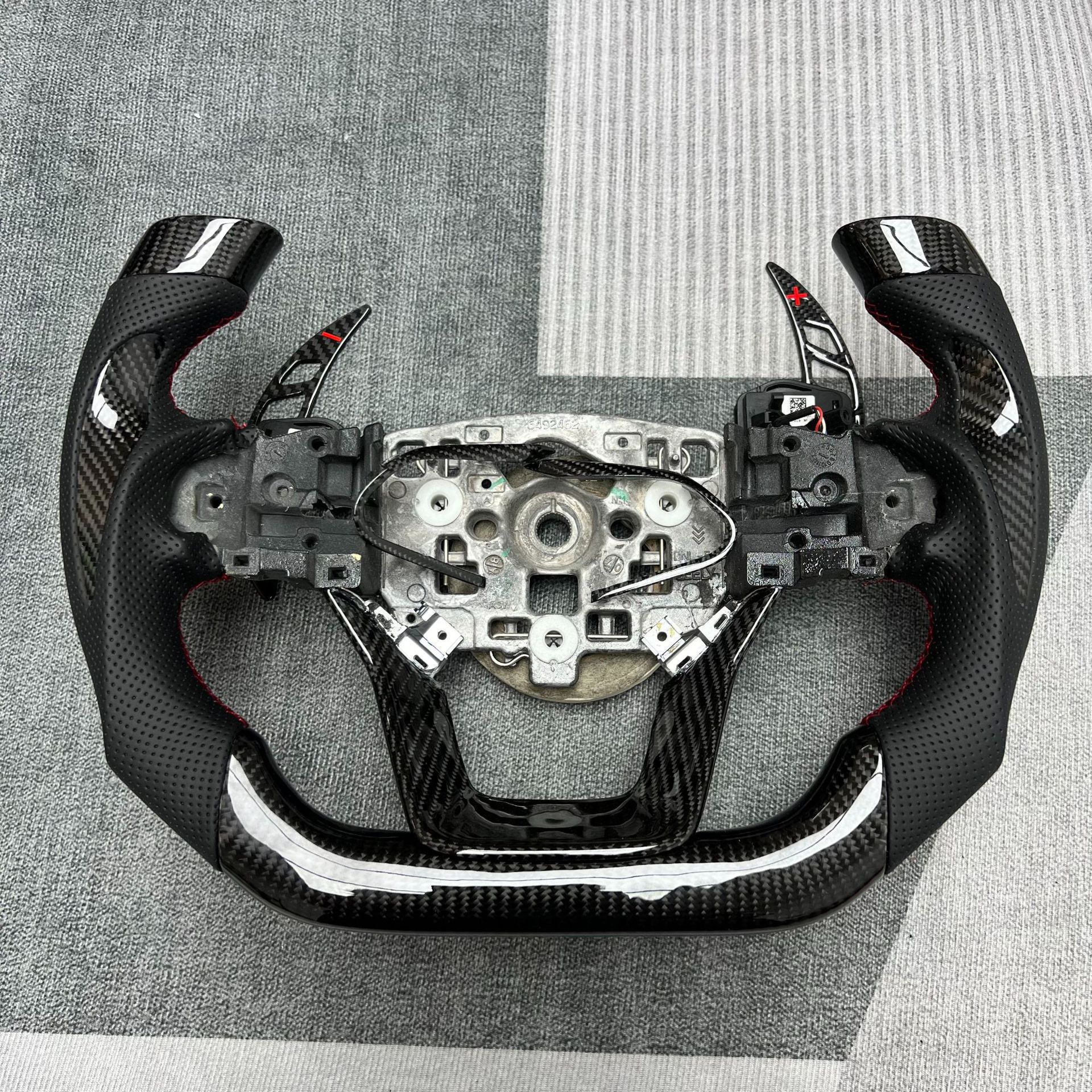 Suitable for Geely Xingrui, Xingyuan, Emgrand, Xingyue L, Galaxy L6, Binyue Carbon Fiber Steering Wheel Modification and Customization