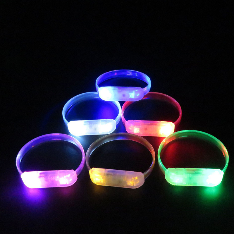 Venta al por mayor controlado por voz LED pulsera luminosa botón TPU flash muñeca Correa vibración atmósfera niños pulsera luminosa