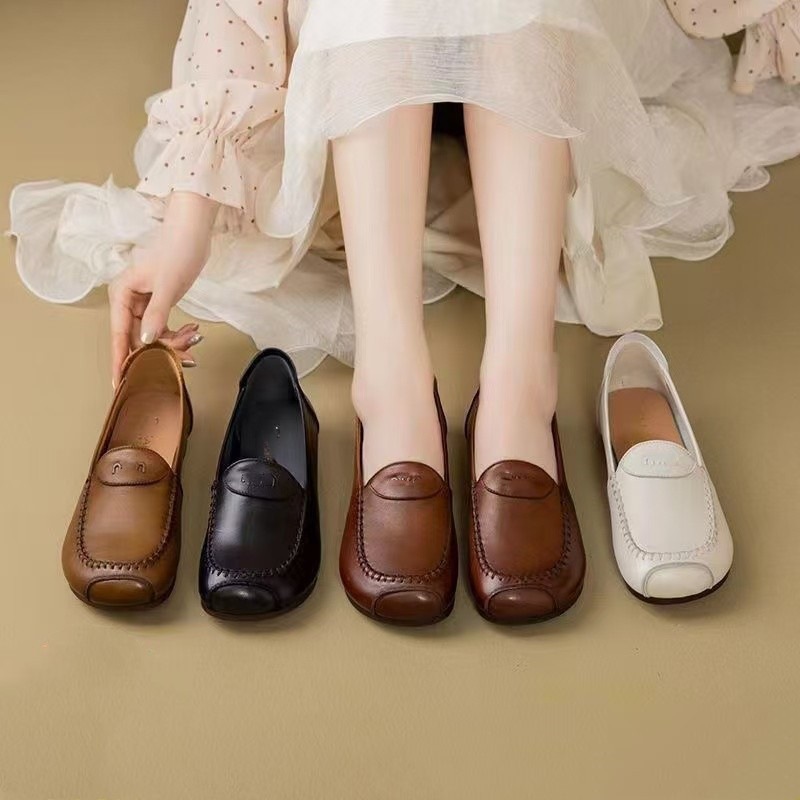 Zapatos de cuero de suela suave de cuero suave nuevos zapatos de madre anciana retro ligero y cómodo antideslizante suela de tendón zapatos individuales de primavera y otoño para mujer