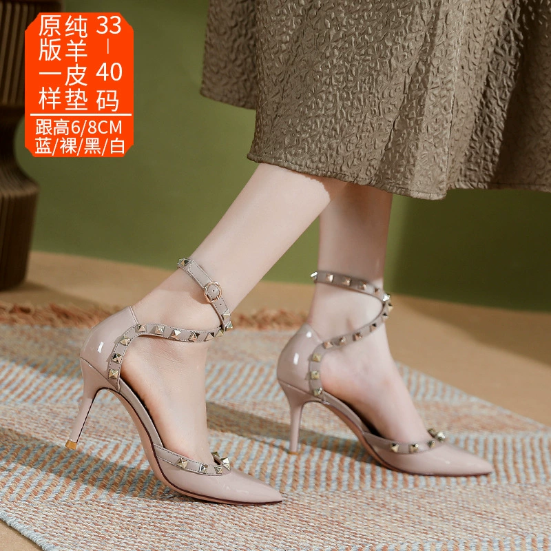 Женские босоножки с закрытым носком и заклепками, лето 2025, европейский и американский стиль, из лакированной кожи, на шпильке, с неглубоким вырезом, универсальные, женственные, с заклепками