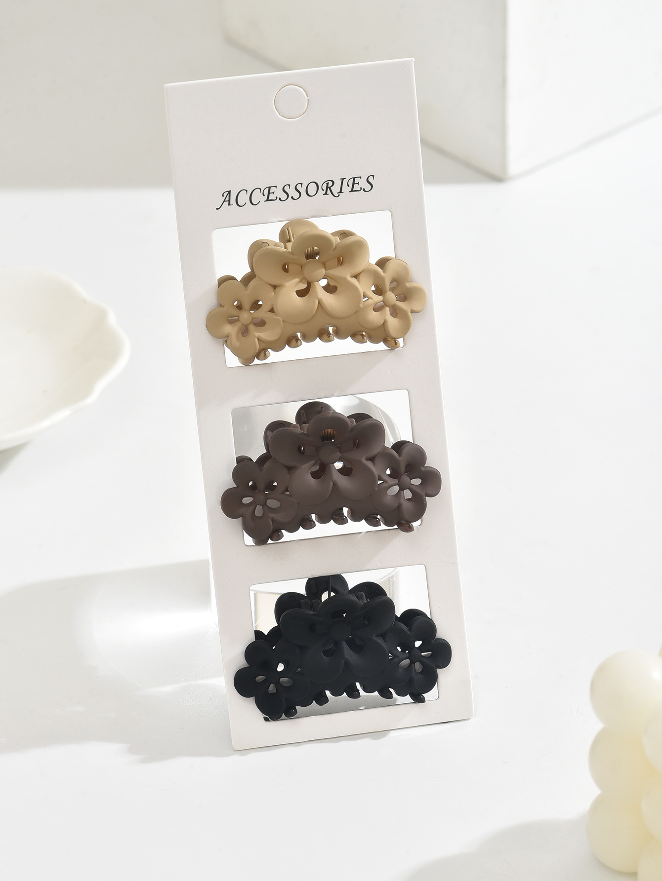 Flores de ciruela, clip de cabello medio, clip de cabello esmerilado negro, tres flores detrás de la cabeza, clip de cabello 5.5CM