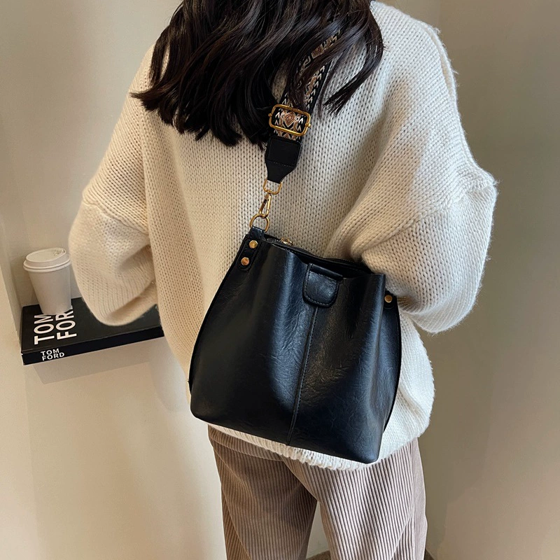Demi-season straps, fashionable one-shoulder bag, 2023 collection, high-end