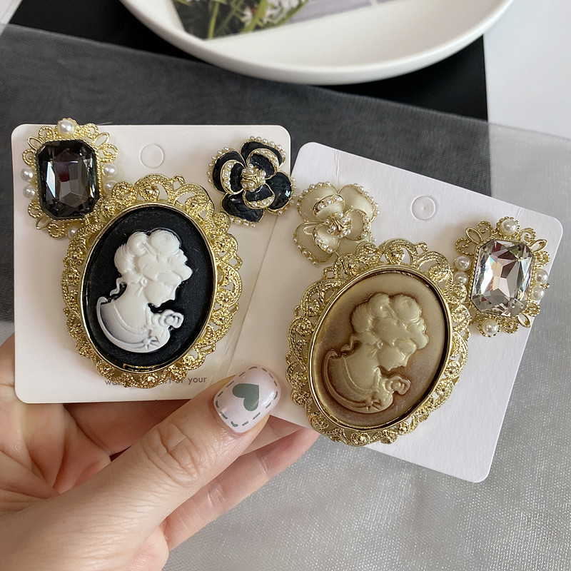 Autumn and winter New Fashion suit court retro portrait high-end box brooch women's three-piece elegant coat corsage