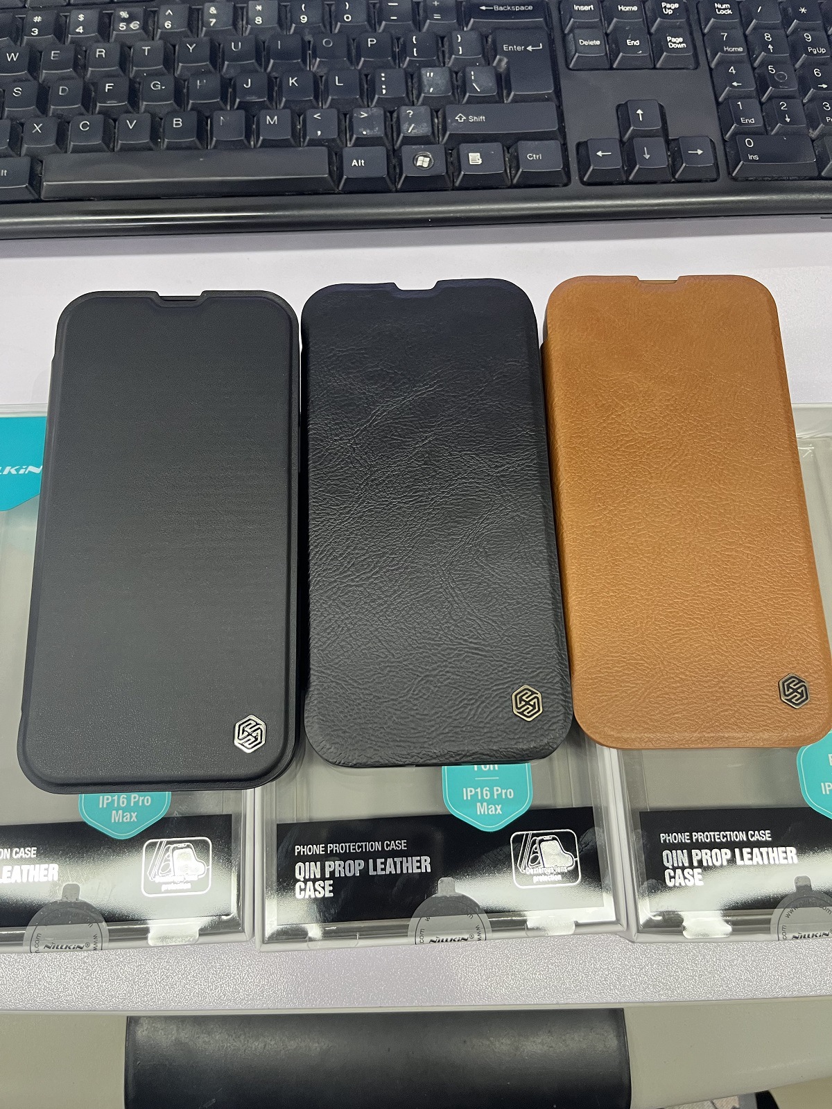 Ốp lưng iPhone 16 Pro Max chống sốc viền dày, có giá đỡ ống kính, bảo vệ toàn diện — Dòng Qin PROP (mẫu vải) màu đen, Dòng Qin PROP (mẫu vải) màu nâu, Apple IPHONE16 chi tiết 20