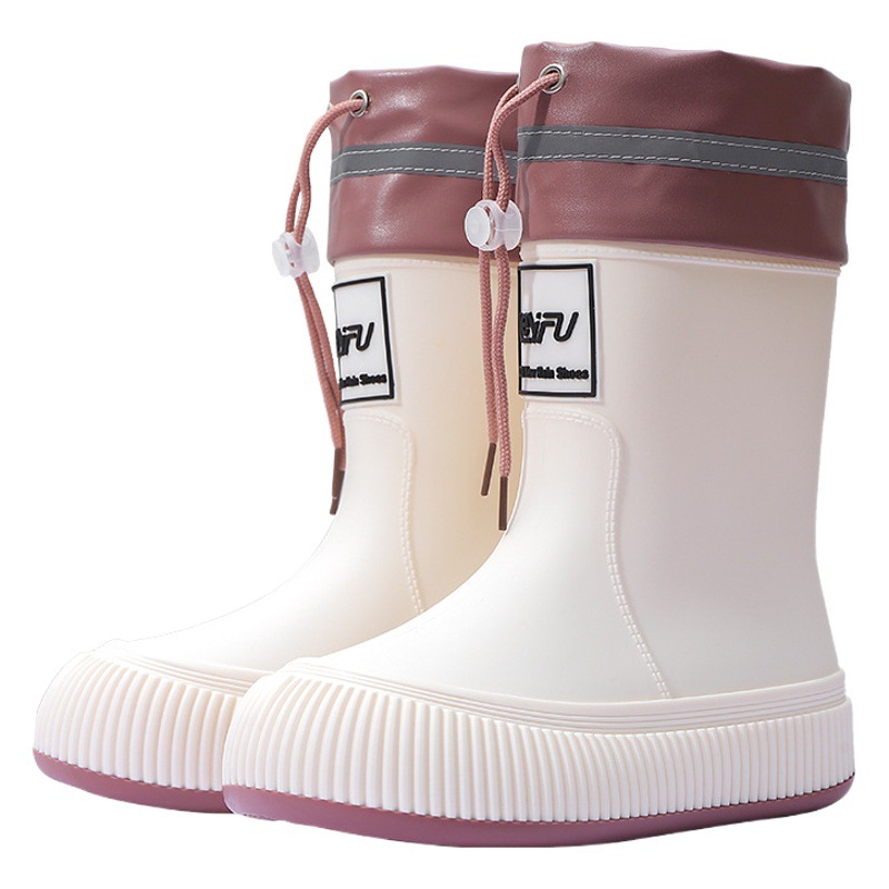 En stock Botas de mujer de moda de estilo coreano de moda de media pantorrilla cómodas impermeables antideslizantes ligeras Botas de lluvia de suela gruesa resistentes al desgaste exterior de las mujeres image 1