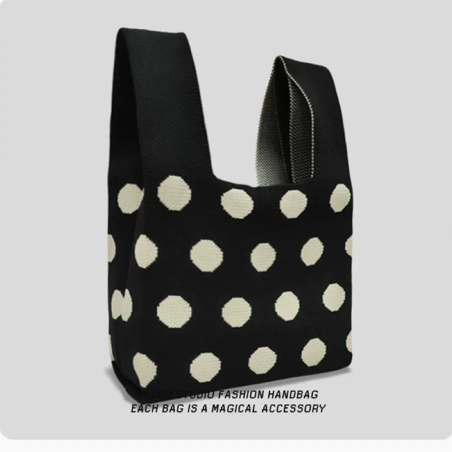 검정색 바탕에 베이지색 물방울 무늬