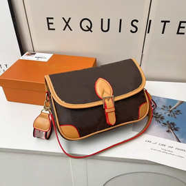 欧美时尚法棍包腋下包单肩斜跨包邮差包小众女包包