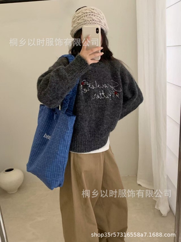 以时 25年秋冬季新款韩系简约重工字母刺绣软糯毛衣 圆领针织衫女|undefined