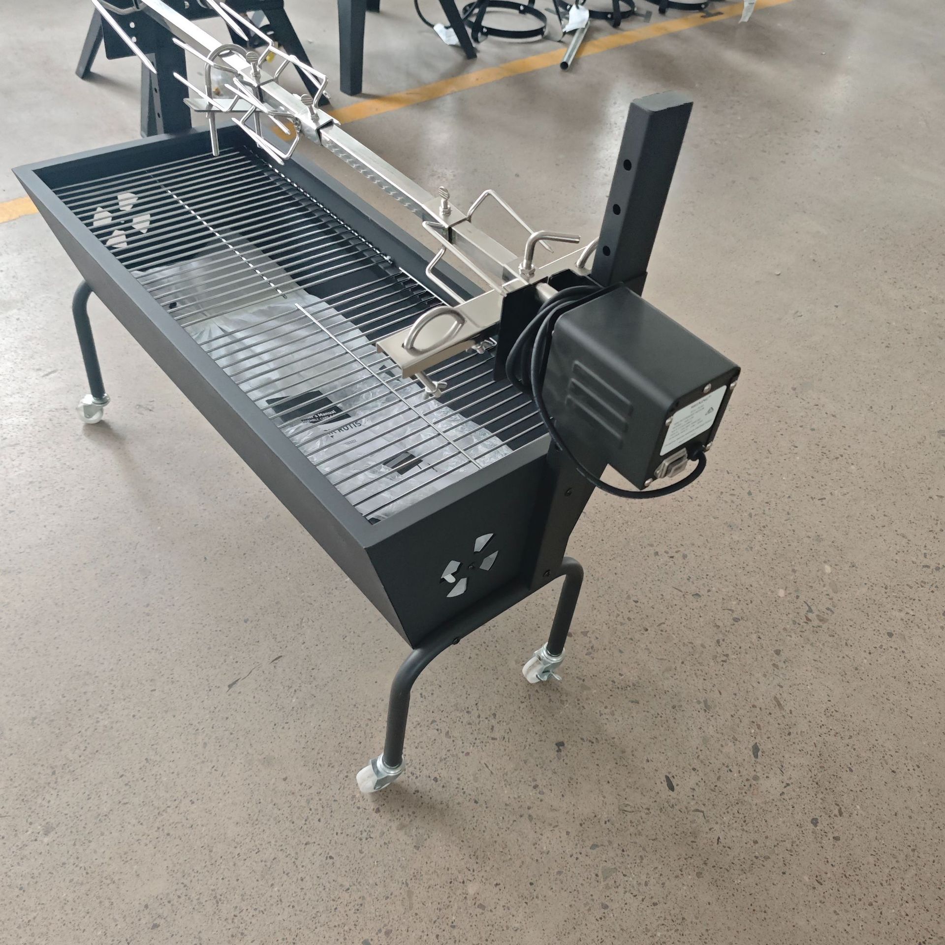 Fabricante directo para la parrilla europea y americana pequeña parrilla patio parrilla de carbono exterior Zibo parrilla parrilla set de herramientas de parrilla