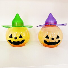 メーカーは600mlのハロウィーンプラスチックボトルをカスタマイズしました。ハロウィーンのキャンディーディスペンサーボトルキャンディーパック