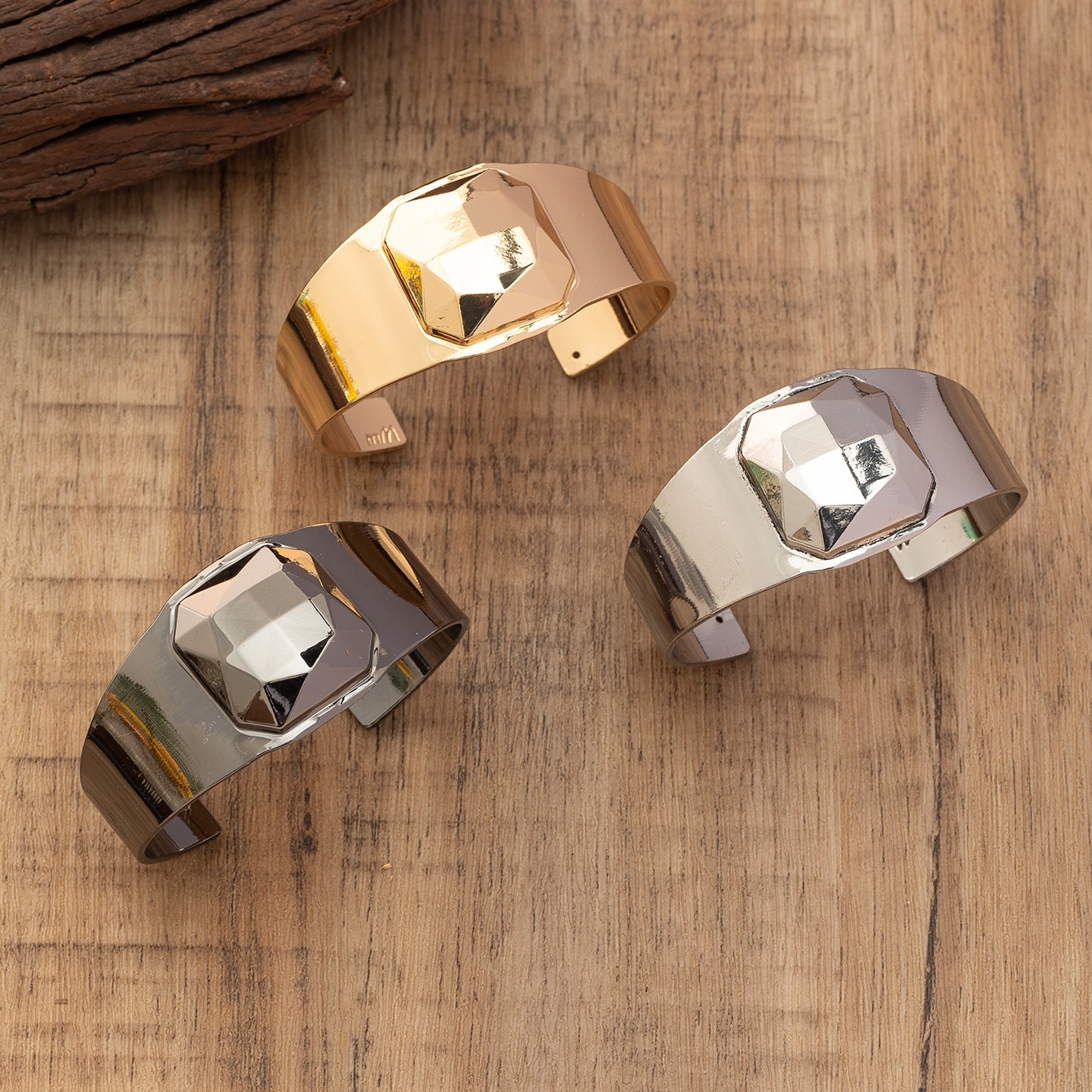 Joyería transfronteriza Vintage famoso estilo étnico pulsera abierta amplia superficie tallada exquisita textura con incrustaciones de turquesa pulsera