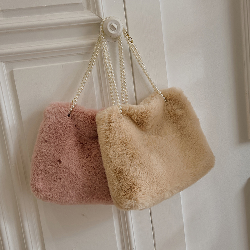 Bolsa de pelo de otoño e invierno bolsa de pelo de mujer de gran capacidad bolsa tote cadena de perlas bolso de hombro único versión coreana bolsa de pelo de axila