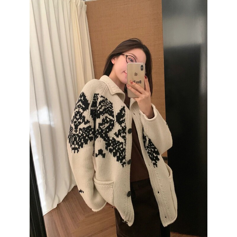 Now the 2025 Winter New Model Korean Designer Ed Christmas Atmosphere Fair Isle Snowflake Knitted Cardigan Now the 2025 Winter New Model Korean Designer Ed Christmas Atmosphere Fair Isle Snowflake Knitted Cardigan