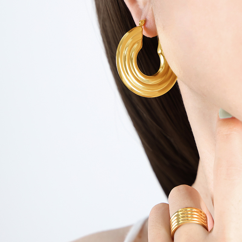 Pendientes de acero de titanio en forma de U de acero inoxidable chapado en oro pendientes joyería para mujeres Diseño personalizado de moda simple exagerada europea y americana