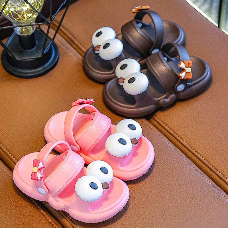 Zapatillas infantiles para niñas verano 2025 nuevo lindo uso exterior suave antideslizante para niños pequeños zapatillas para niños