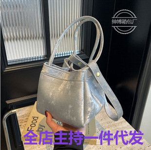 Ů���߼��нq��ˮͰ��2026�����¿������L������μ����N����Ů