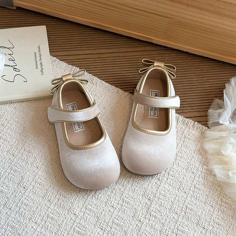 Niñas zapatos de princesa de peluche simple primavera y otoño 2026 nuevos zapatos de cuero Mary Jane con suela suave roja zapatos casuales