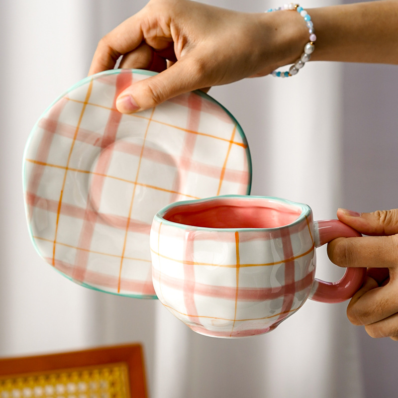 Hermoso conjunto de tazas de café y platos Regalos comerciales Irregulares tazas de desayuno transfronterizas de cerámica Pastoral pintada a mano esmaltada