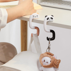 机のそばのかばんのフックの机の側は神器を掛けて穴を開けないで事務室の専用の側を取り外してカバンを掛けます。