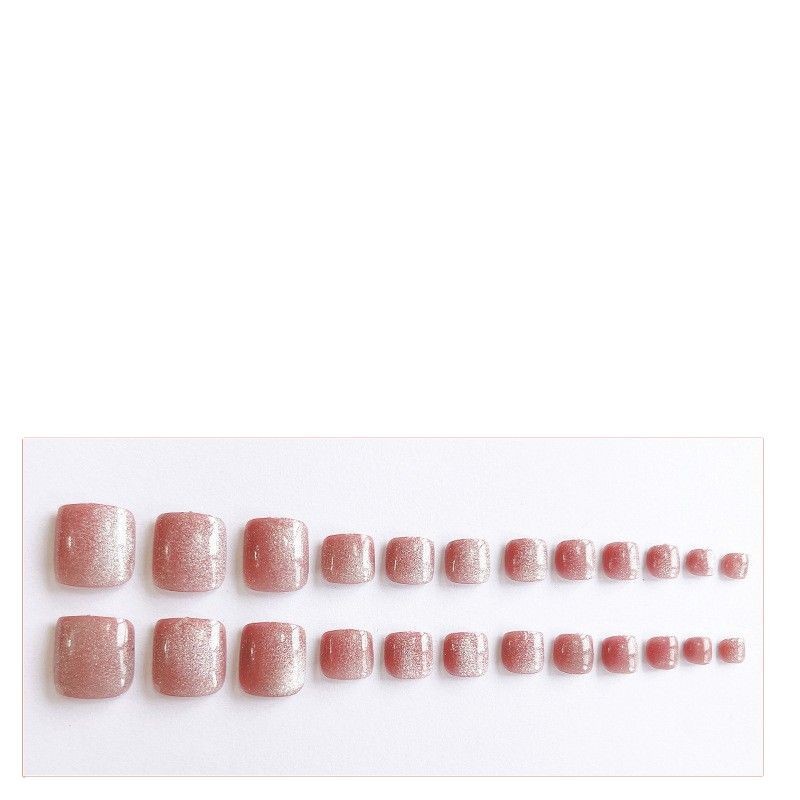 Las uñas vestidas a mano de Yiyi Wu muestran parches de ins blancos con temperamento de diamantes