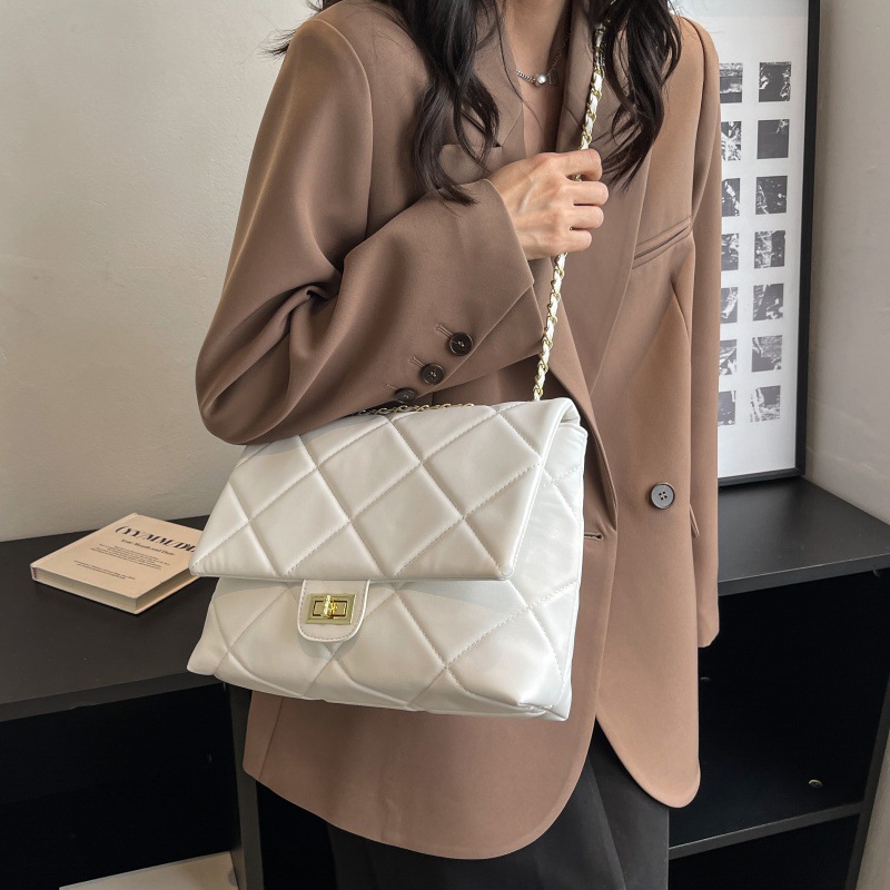 Bolso coreano de cadena de viento fragante 2025, bolso de hombro bordado de diamante de verano, bolso de mujer de moda de viaje universal.