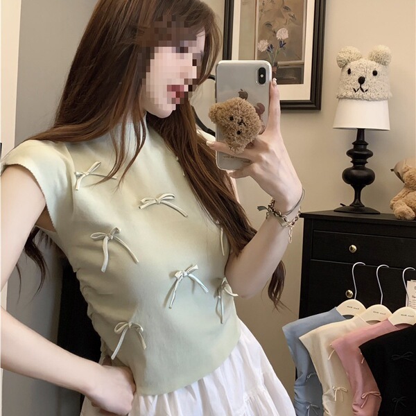 Knitted cute thin sweater with bow