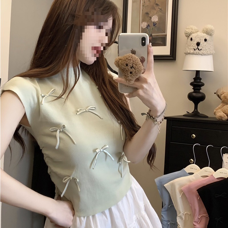 Knitted cute thin sweater with bow