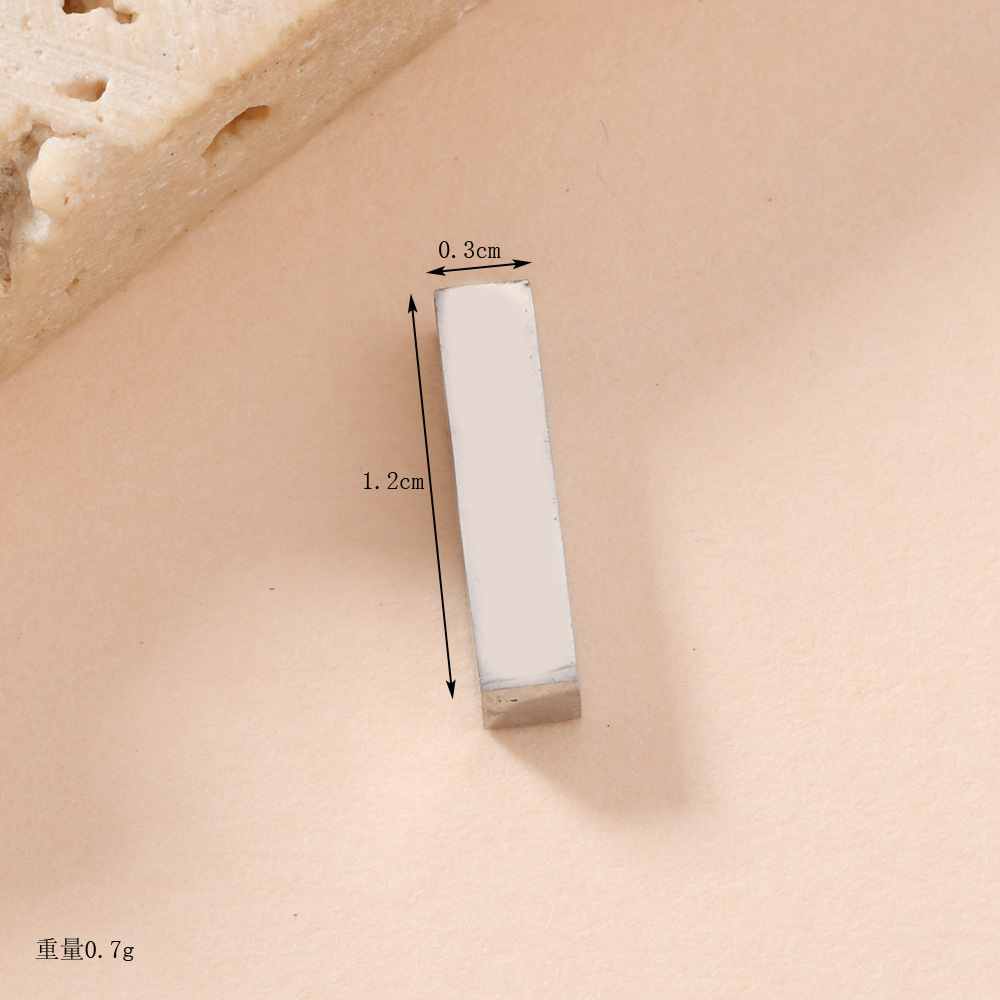 Venta caliente transfronteriza 26 letras inglesas colgantes de agujero recto collar de acero inoxidable colgantes accesorios de letras de bricolaje fabricantes de joyas