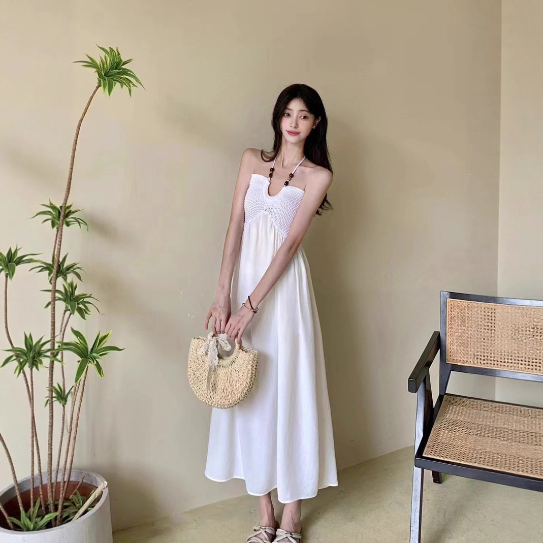 小众实拍白色吊带连衣裙挂脖领露肩串珠饰针织拼接小心机初恋风裙