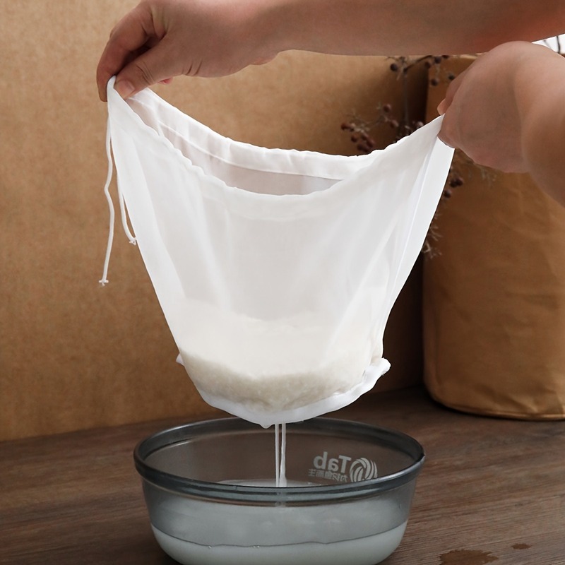 ギョーザの餡は水を搾って詰めます。|undefined
