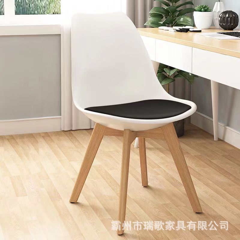 26 años de nueva silla de comedor de madera maciza silla nórdica simple doméstica maquillaje de dormitorio silla de mesa silla de red