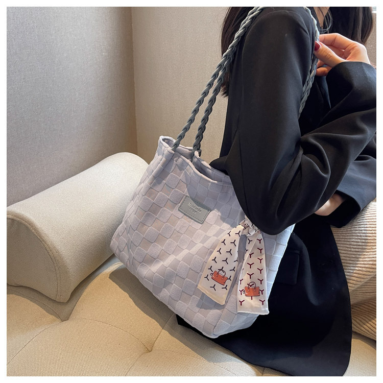 Large-capacity commuter tote bag 2023 new summer fashion large bag, women's checkered high-end and stylish single-shoulder bag undefined