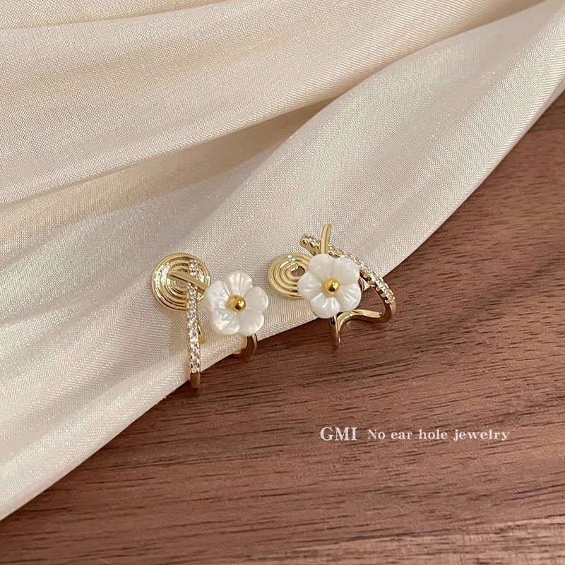 Fresh and Simple White Flower Mosquito Coil Clip-On Earrings, Fashionable and Versatile Ear Studs, Niche Trendy and Unique Design Earrings for Women