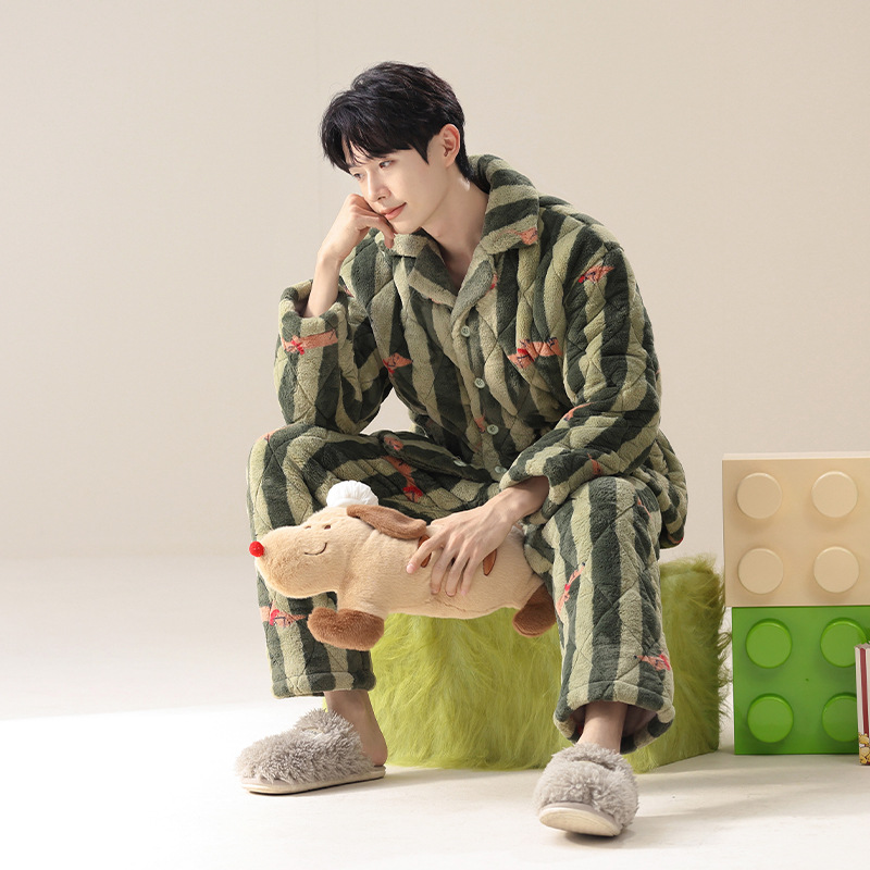 【綿を挟んで暖かい服】冬に綿を挟んでカップルのパジャマを厚くしてサンゴの毛を温めます。