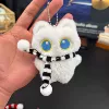 Белый котёнок, с чёрно-белым шарфом
