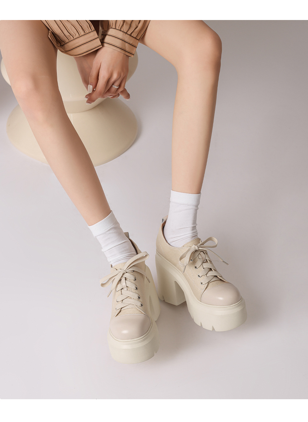 Giày thể thao nữ đế dày tăng chiều cao 12cm phối màu — Màu đen chi tiết 1