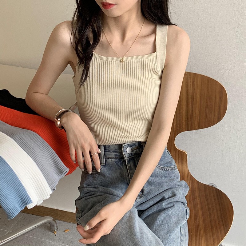 夏の韓国版の純色の短いタイプの中に黒いベストのニットの女性の底のシャツの学生の小さいガーターの上着を掛けて外に着ます。|undefined
