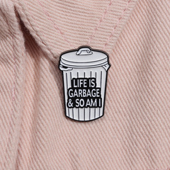 小眾設計垃圾桶造型設計感徽章life is garbage趣味英文系列胸針