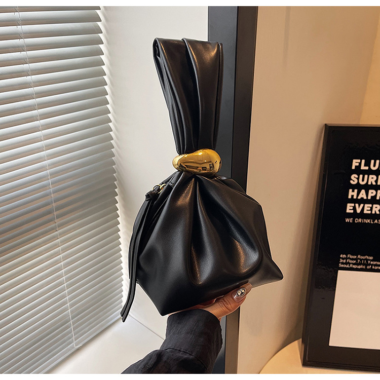 A high-end, niche and quirky small bag for women's autumn and winter 2025 new retro pleated mini bucket bag undefined