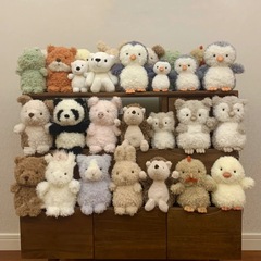 巻き毛シリーズの巻き毛の小さい蛇のかわいい青蛇の萌えは短い足をかわいがって人形の子供のぬいぐるみのぬいぐるみをなだめて贈り物をします。