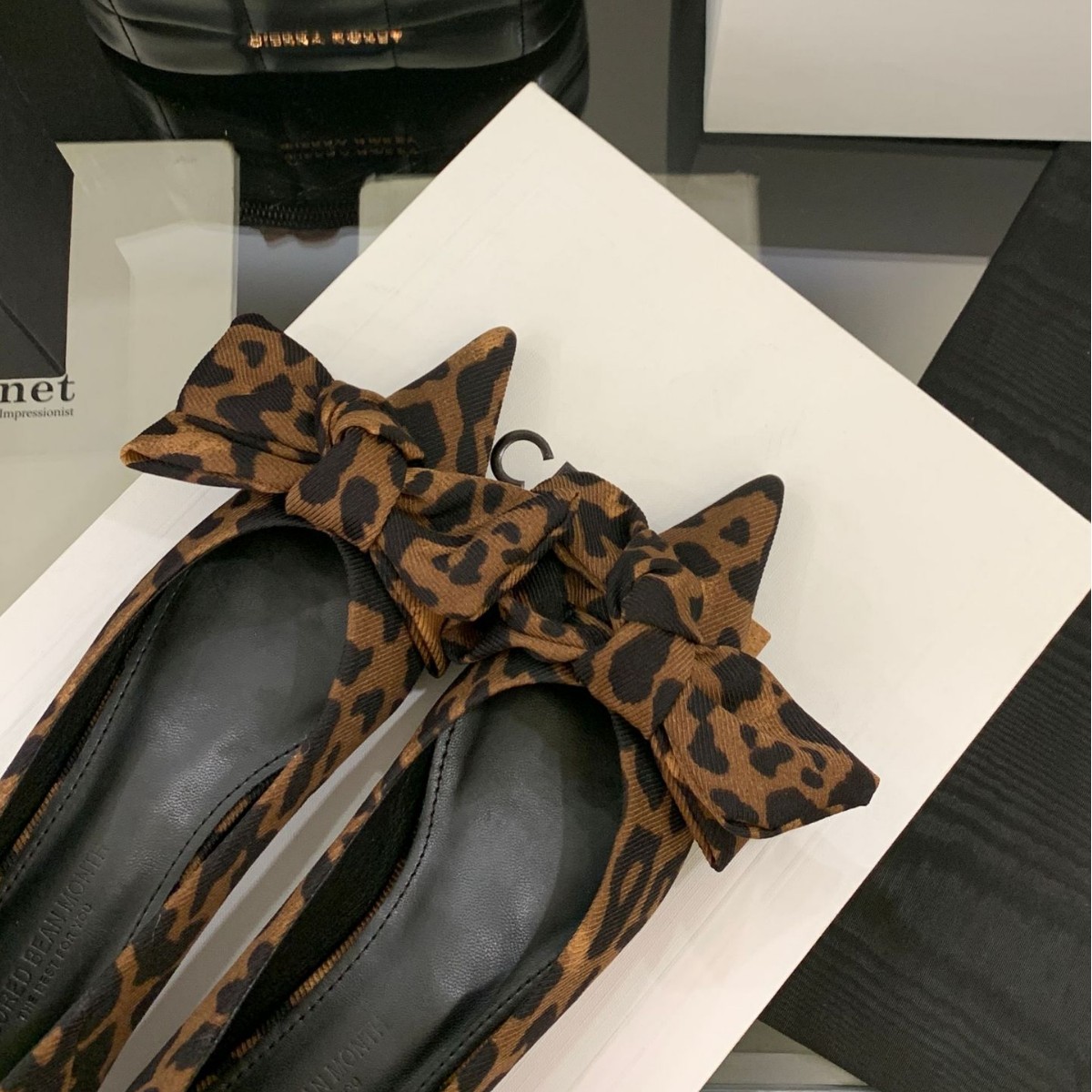 부드러운 가죽 소재의 매우 편안한 여성용 플랫 슈즈, 여름 신상품, 스커트와 함께 착용하기 좋은 낮은 굽과 리본 장식, 장시간 서 있어도 발이 피곤하지 않은 여성화