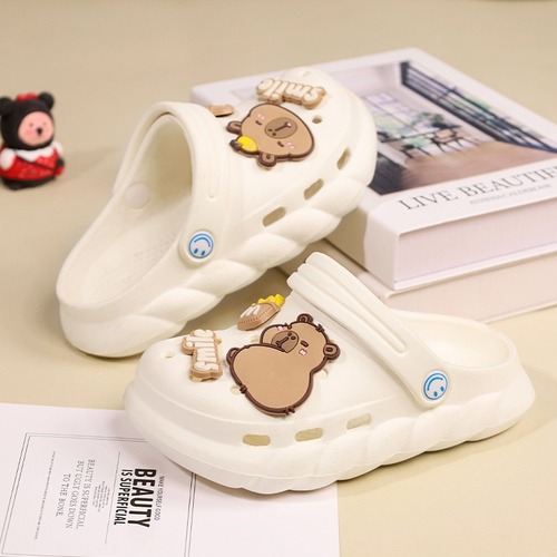 Kids' Hole-Design Slippers, Capybara Design—Unisex Outdoor Non-Slip, Breathable Closed-Toe Sandals for Parents and Children, Comfortably Designed