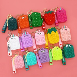 吸管;钥匙扣及钥匙扣配件;零钱包