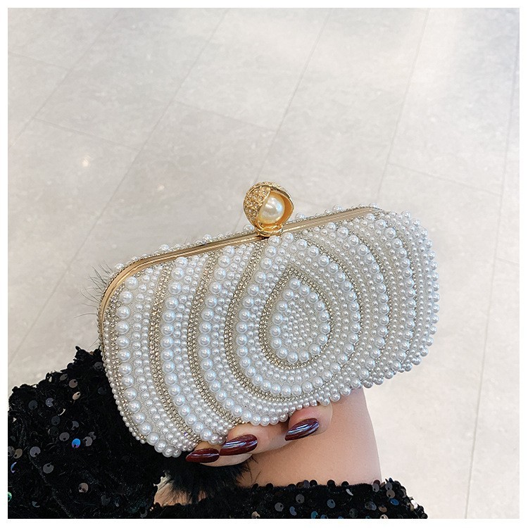 Nuevo paquete de cena de perlas para mujeres dulces, bolsos de moda, bolsas de mano de celebridades, bolsas de noche de lujo ligeras de cadena de perlas.