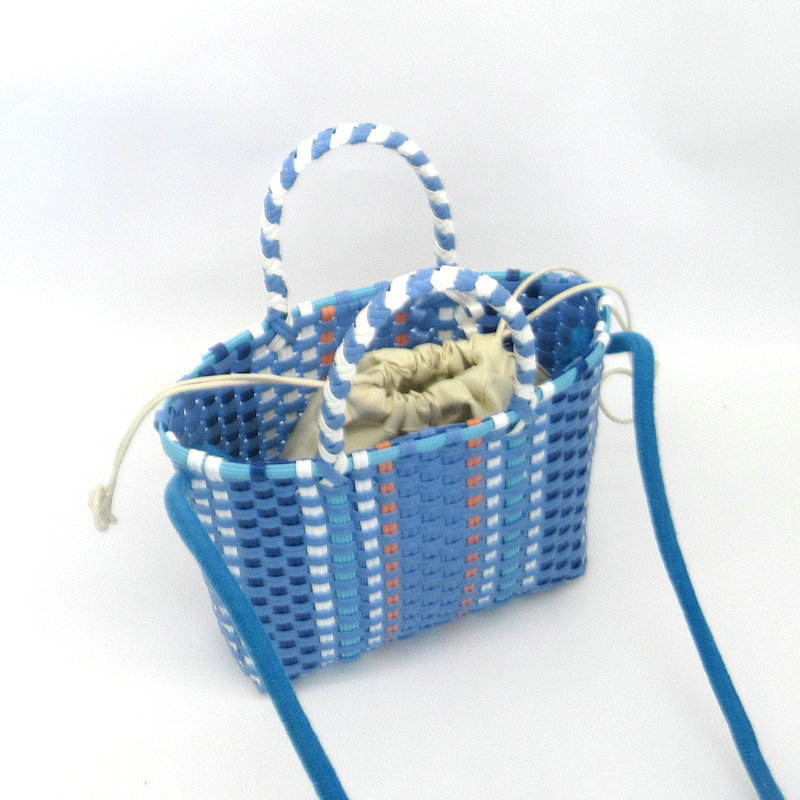 파란색과 흰색의 둥근 면 로프 숄더 스트랩과 내부 포켓