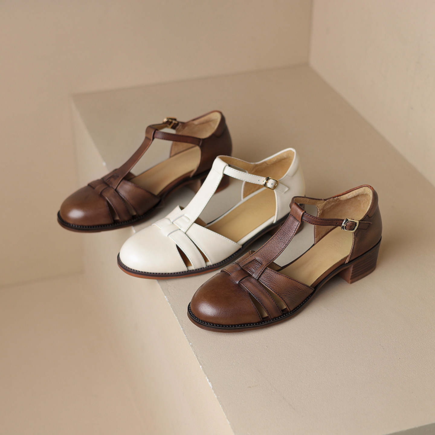 Sandal nữ quai ngang gót vuông mũi tròn bít kiểu dệt vintage — màu nâu