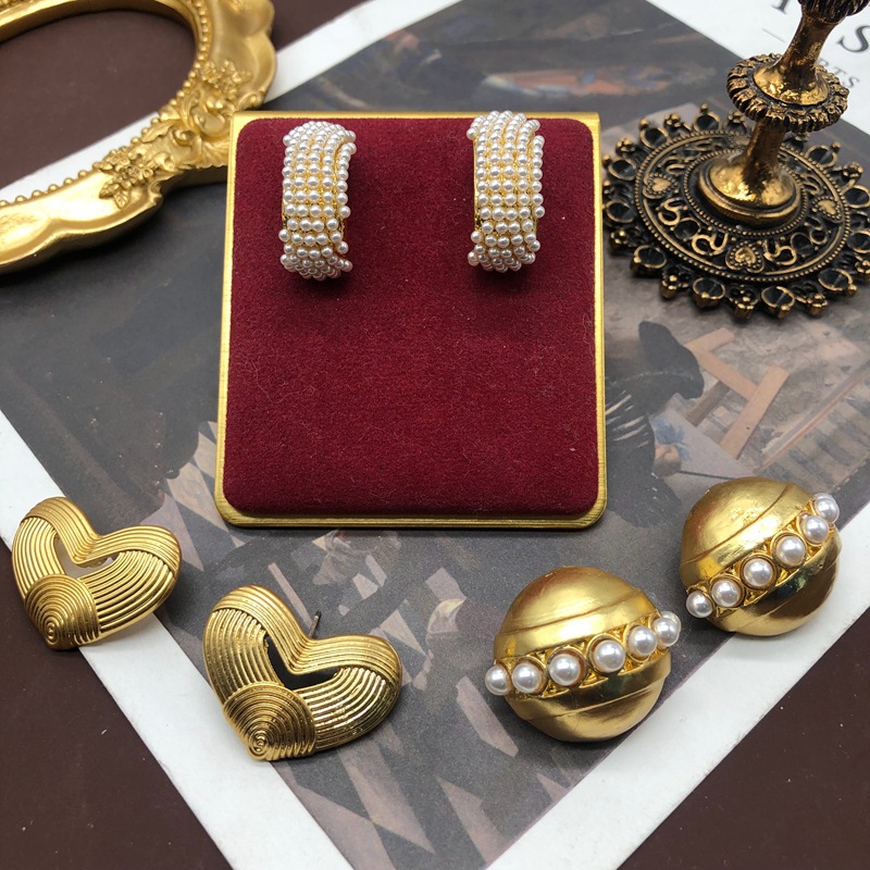 10g Weight Artificial Pearls Inlay Material Ear Studs Classification 1 Pair Quantity Daily Occasion Alloy Material Heart Shape Pattern Women'S Gender Plating Design Retro Style 1 Pair Retro Heart Shape Alloy Plating Artificial Pearls Women's Ear Studs 2
