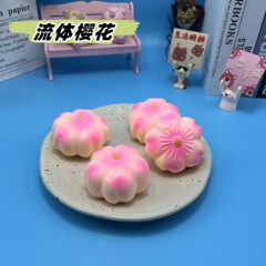 創意的な流体の桜は子供のおもちゃをつまみます。