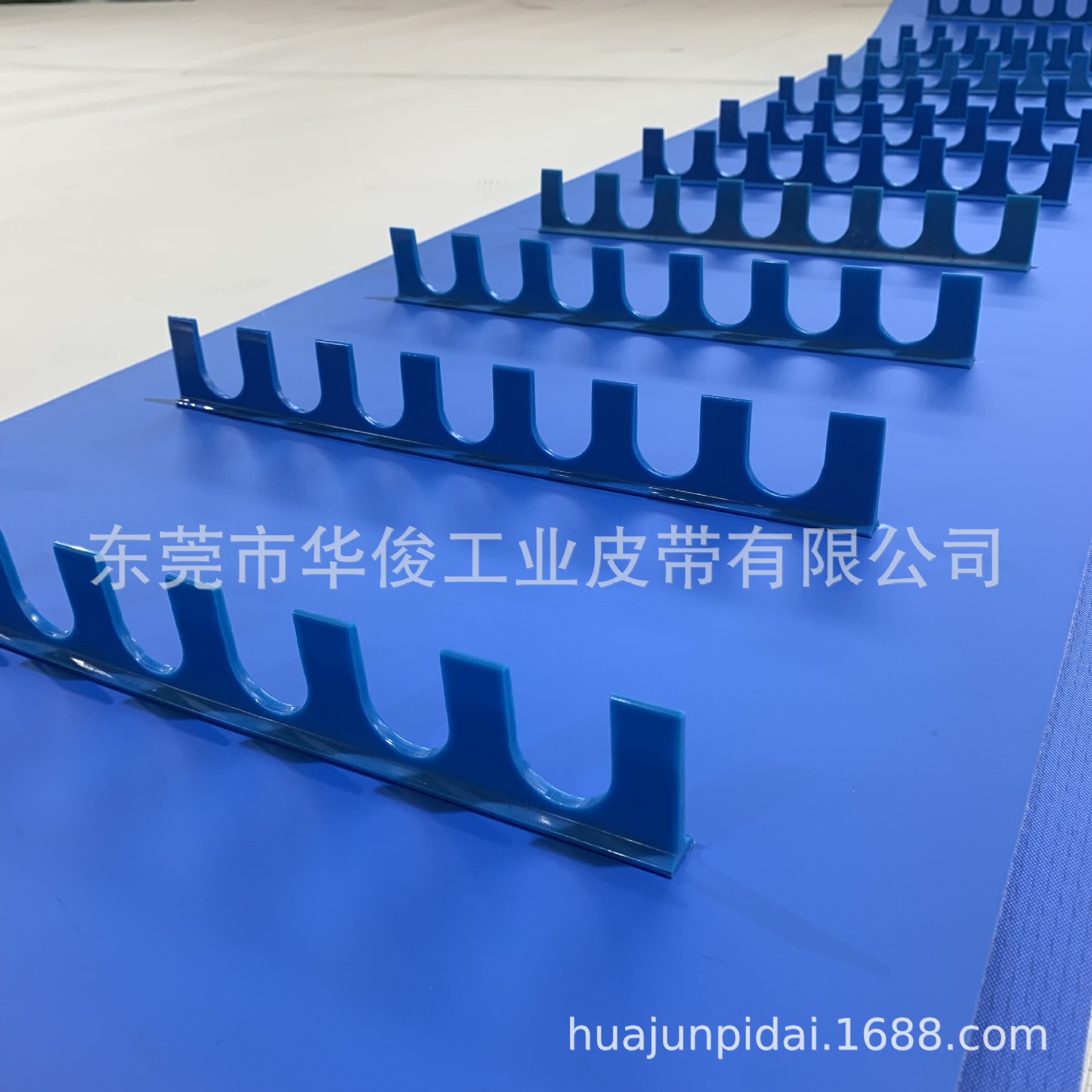 蓝色PU挡板输送带 食品提升带 齿型挡板输送带 圆弧挡板输送带