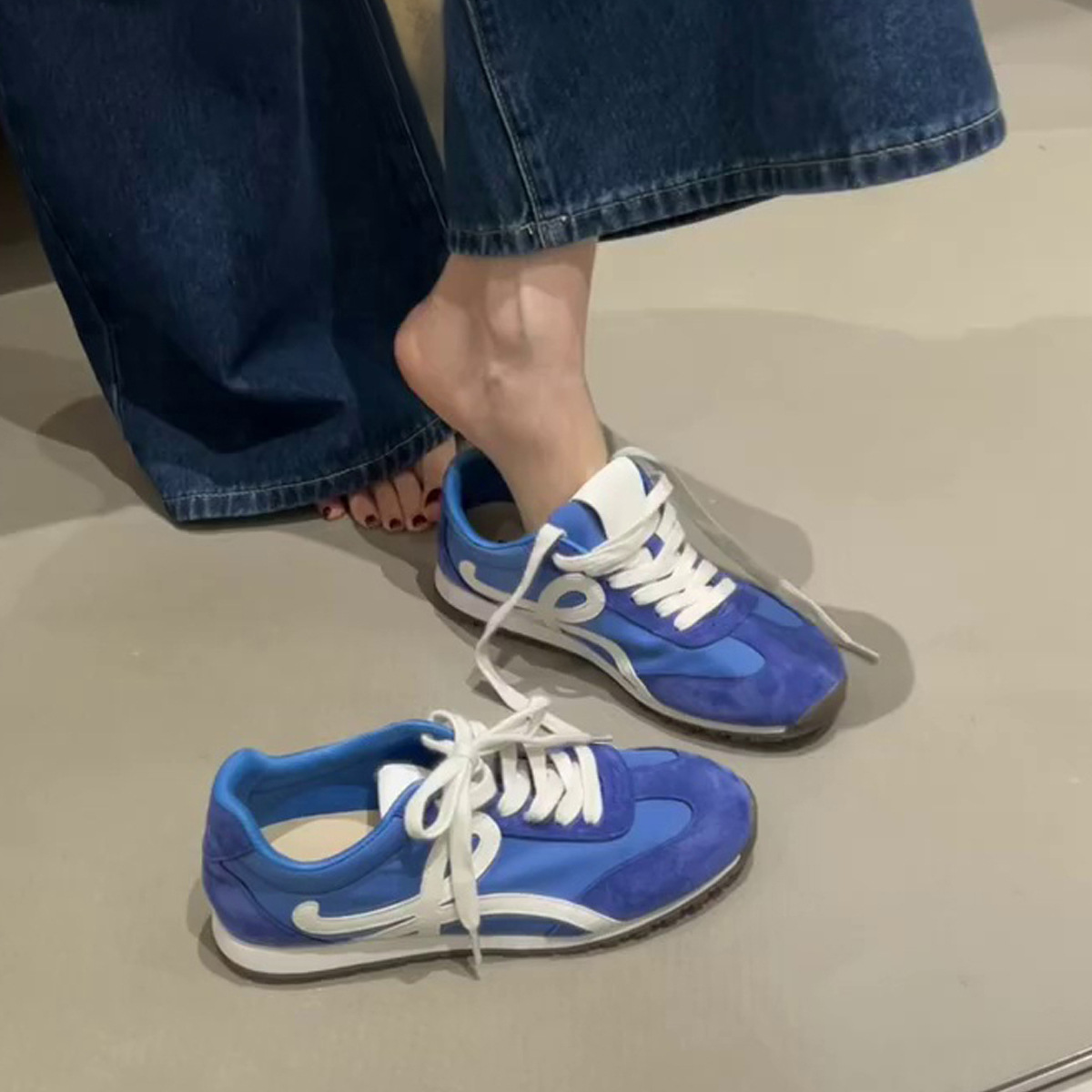 Versión de piel de vaca ~ Zapatos de entrenamiento alemán retro, zapatos deportivos casuales con cordones a juego de colores de todo fósforo, zapatos blancos planos para mujer, zapatos Forrest Gump